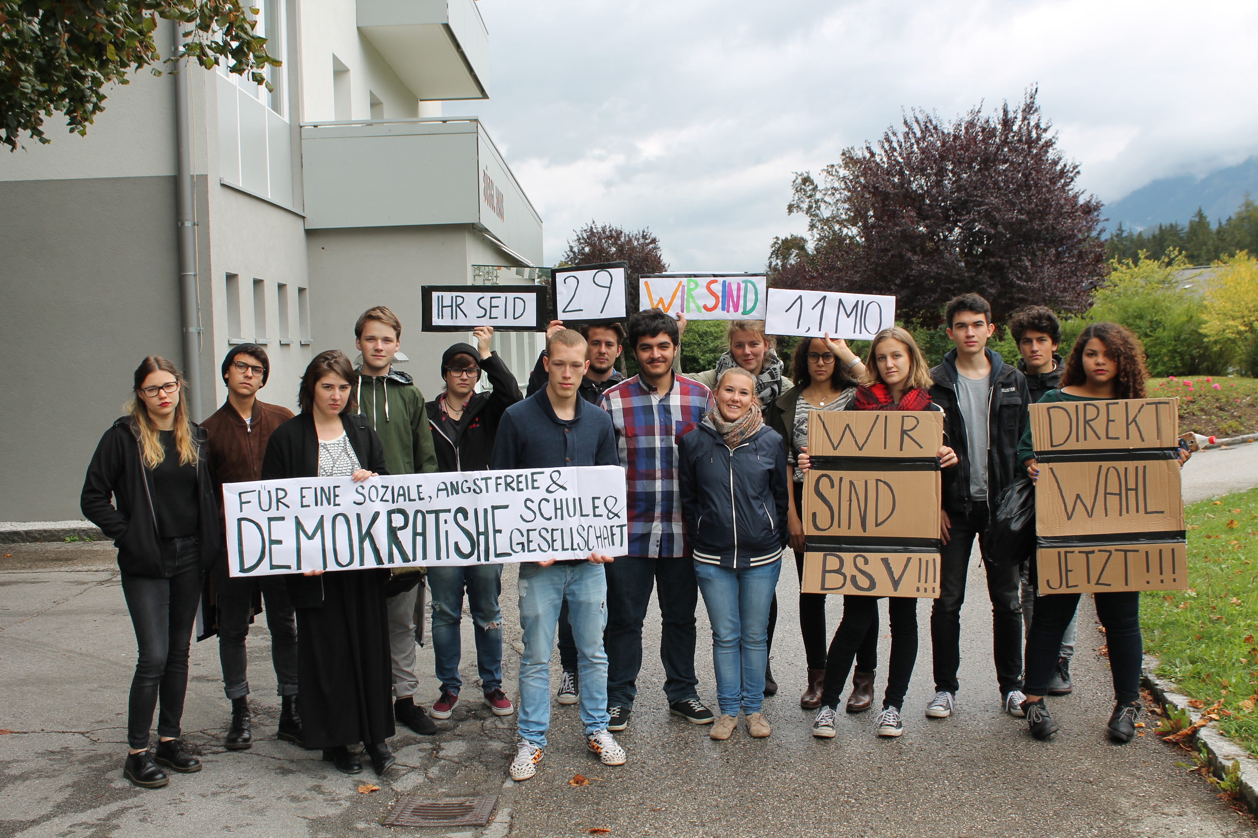 Schüler_innen fordern vor dem Gebäude der BSV-Wahl die Direktwahl