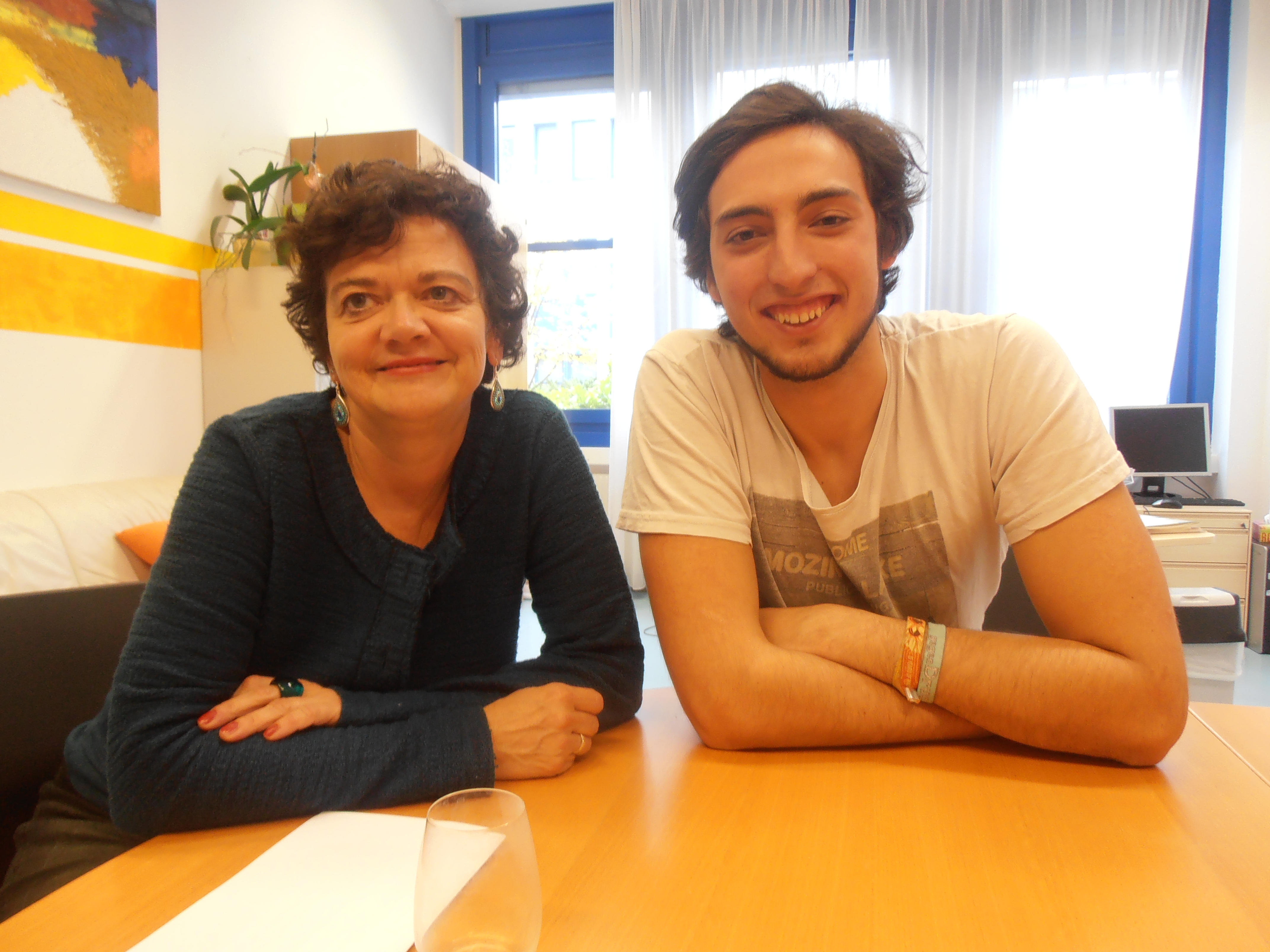 Direktorin und Schüler diskutieren gemeinsam über ihre Traumschule