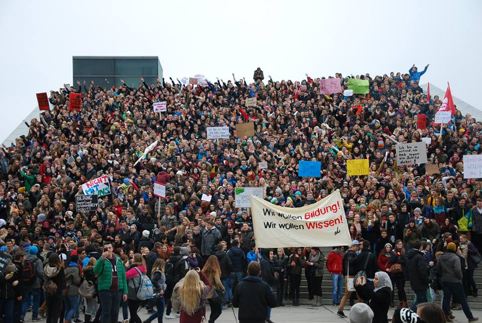 Alleine in Linz gingen über 8.000 Schüler_innen auf die Straße.
